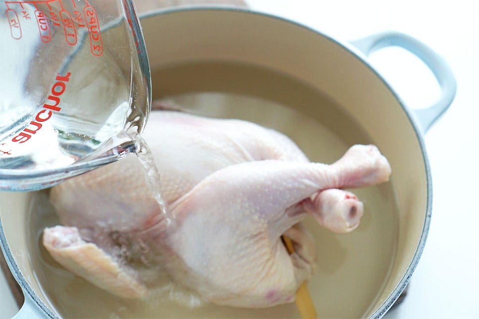 냄비에 닭은 넣은 뒤 물을 부어 줍니다. 대략 2L의 물을 닭이 잠길 정도로 물을 넣어주었어요. 밥알이 끓으면서 국물을 흡수하기 때문에 누룽지 삼계탕을 끓일 때는 물을 넉넉히 넣어주는 게 좋아요. 마늘과 삼계용 재료를 넣어주어요. 황기, 인삼 등을 따로 넣어도 되지만 시판용으로 한 번에 들어있는 재료를 활용하면 삼계탕 끓이는법 간편해요~ 대추와 대파도 같이 넣어줍니다.