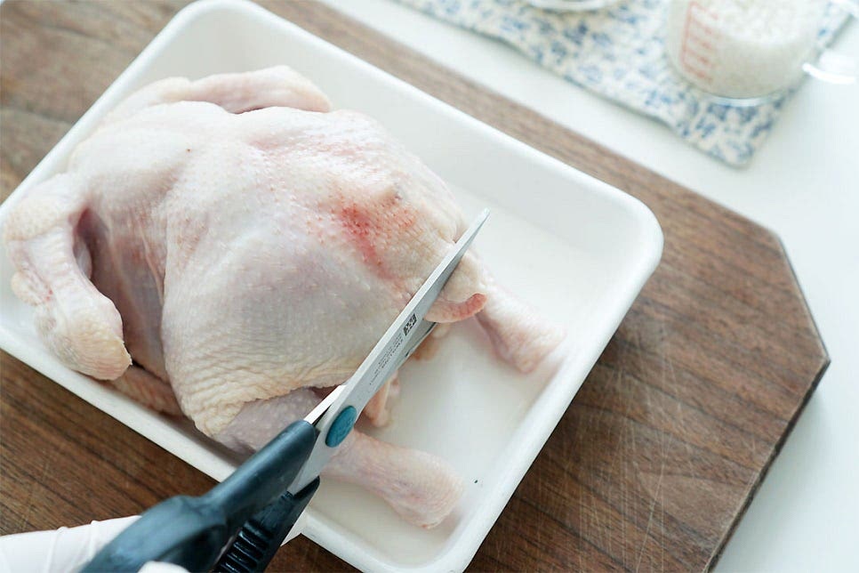 삼계닭을 손질하여 줍니다. 기름기가 많은 부분과 누린내가 나는 내장을 꼼꼼하게 제거해 주어요. 손질을 할 때 가위를 사용하면 편해요. 가위로 꽁지 부분을 잘라내어주고 항문 주변 기름기도 같이 제거했어요. 날개 끝부분과 목 주변 기름도 같이 잘라주었어요. 배 안쪽 부분 뼈에 붙은 내장을 흐르는 물에 씻어 깨끗하게 제거해 줍니다. 내장 부분만 잘 제거해 주어도 누린내가 나지 않아요~