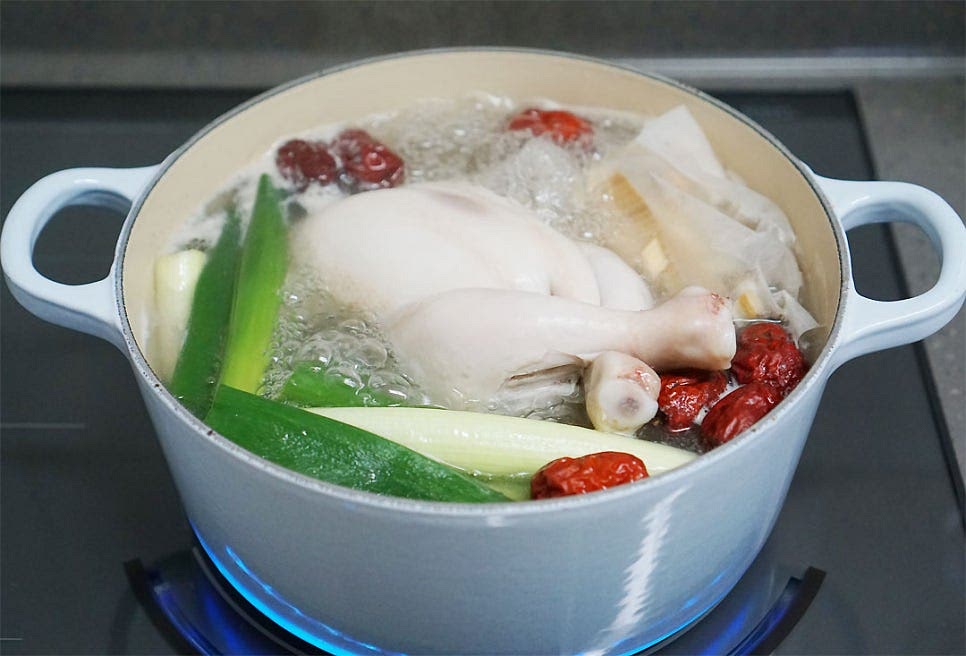 냄비를 센 불로 20분 정도 끓여주어요. 중간 불로 30분 정도 더 끓여줍니다. 점점 국물이 진해지면서 뽀얗게 우러나요. 닭 국물 특유의 담백한 깔끔한 맛은 이대로도 보양 느낌이 들어요. 30분 후 재료를 건져내어 줍니다. 가볍게 기름도 제거해 주었어요. 국물이 끓어오르면 누룽지를 넣고 10분 정도 푹 끓여줍니다. 국물과 어우러지면서 진한 감칠맛이 밥알에 어우러져 진득하고 구수한 맛이 난답니다. 기호에 따라 소금과 후추로 간을 해줍니다. 국물이 깊고 진하기 때문에 소금 간만해주어도 감칠맛이 깊어요. 저는 한 마리만 만들었지만 두 마리 이상 넣고 끓이면 국물이 더~ 진해요^^ 닭을 그릇에 담고 대파와 실고추 고명을 올려주었어요. 밥알은 푹 끓이면 부드럽고 맛있어요. (저는 직화 냄비에 담아 사진 찍고 나서 한 번 더 보글보글 끓여 먹었답니다.) 끓이는법 영상을 같이 보시면 조금 더 쉽게 따라 만드실 수 있답니다. 뽀얗게 우러난 깊은 맛은 담백한 감칠맛이 진해요~ 여기에 구수함이 더해지니 맛이 없을 수가 없겠죠. 누룽지 삼계탕 끓이는법 닭 국물에 구수함 하나 더해주었을 뿐인데 부드럽고 깊은 맛을 볼 수 있었답니다. 땀을 많이 흘리는 여름엔 이 한 그릇이 그대로 보약이라고 하잖아요. 재료에서 나오는 진함에 절로 기운이 난답니다. 맛있게 끓여 더위를 이겨보아요^^ 끄읕 ! 힘이 나는 보양식 전복찜도 같이 참고해 주세요.