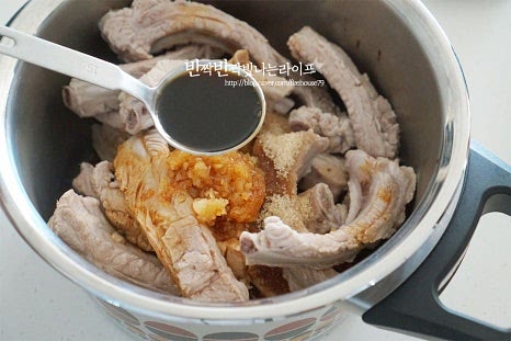 돼지등갈비찜 양념을 만들어요. 간장의 짭조름한 간이 달달하면서도 뼈에서 우러난 재료의 맛과 어우러지도록 해주는데요. 진간장 7 큰 술, 황설탕 3 큰 술 맛술 4 큰 술, 조청(물엿) 1~2 큰 술 간마늘 2 큰 술, 간생강 1/2 작은 술 다진대파 3 큰 술, 참기름 2 큰 술 후추 약간, 배즙 100ml 넣어줍니다. 배즙은 배를 강판에 갈아 즙만 넣어주었는데요. 시판용 배주스를 넣을 땐 단맛이 진한 편이라 설탕량을 줄여주세요. 물 500~600ml 부어줍니다 냄비나 화력에 따라 물이 부족하면 끓이는 도중 추가해 주셔도 좋아요.