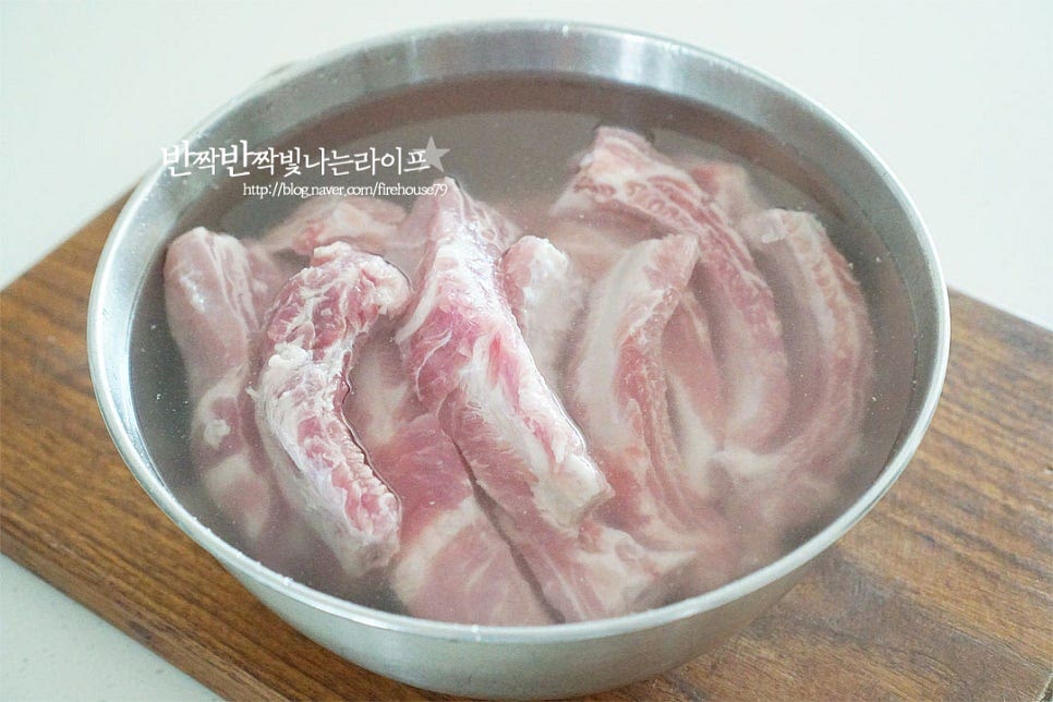 등갈비는 흐르는 물에 헹군 뒤 잠길 정도로 물을 부어 30분 핏물을 빼줍니다. 중간에 두세 번 물을 바꾸어주면 핏물이 더 빨리 빠집니다. 핏물을 뺀 뒤 잡내를 잡아주기 위해 가볍게 한번 데쳐줄 것인데요. 냄비에 물 1L를 붓고, 된장 2/3 큰 술, 월계수잎 2장 통후추 10알, 대파 파란 부분 2/3대를 넣고 끓여줍니다. 물이 끓으면 핏물을 뺀 등갈비를 넣고 데쳐줍니다. 7~10분 정도 데친 뒤 뼈 부분을 눌러보았을 때 핏물이 나오지 않을 정도로 삶아줍니다. 흐르는 물에 헹구어 불순물을 제거해 준 뒤 물기를 털어줍니다. 등갈비 고기만 넣고 간장조림을 만들어도 좋지만 야채나 버섯이 들어가면 더 푸짐하고 다채롭게 맛볼 수 있어요. 대파는 큼직하게 잘라주고, 표고버섯은 밑동을 제거하고 4등분, 무와 당근은 큼직하게 잘라 모서리를 깎아주었습니다. 그 외 밤이나 은행, 양파 등을 넣어도 좋아요.