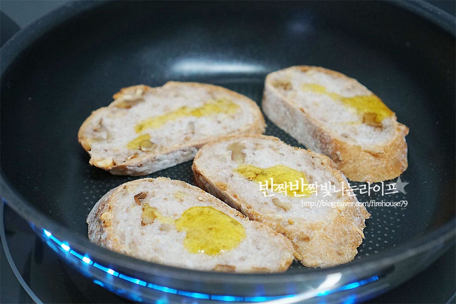 바게트는 먹기 좋게 슬라이스해준 뒤 올리브오일에 노릇노릇 구워줍니다. 앞뒤로 바삭하게 구워주어야 식감도 좋고 빵도 고소해요. 핑거푸드로 집어먹기 좋도록 작은 바게트를 구워주었더니 먹기에 딱 좋았어요. 구운 빵 위에 마늘 1톨의 자른 단면을 문질러 마늘 향이 배어 나도록 해줍니다. 빵을 굽기 전에 마늘즙을 뿌려 구워도 되는데 간편하게 향을 입히고 싶어 반으로 잘라 단면을 문질러주었어요. 재워둔 토마토와 바질잎을 올려주어 마무리해요. 빨간 색감이 식욕을 자극해요. 보기도 예쁘고 입맛을 돋우는 상큼한 맛이라 손님 초대 상이나 파티 음식으로 준비해도 멋스러워요. 만들기 영상 레시피를 보면 정말 간단하고 스타일리시한 메뉴이구나 싶답니다. 한입에 쏘옥 들어오는 상큼한 토마토와 향긋한 바질 고소한 바게트가 어우러진 맛이 입안에서 조화로워요. 기본적인 레시피를 응용하여 앞서 말한 것과 같이 치즈, 새우, 아보카도, 과일을 함께 올려 특별하고 맛있게 핑거푸드 만들기 즐겨보세요. 토마토 브루스케타는 입맛을 돋우는 식전 메뉴로 간단한 브런치나 간식으로 간단하지만 특별하게 먹을 수 있답니다. 잘게 썬 토마토에 밑간을 하고, 마늘향 더한 구운 바게트에 바질과 함께 올려먹음 맛있어요. 산뜻하고 근사하게 만들어 드세요. 끄읕 !