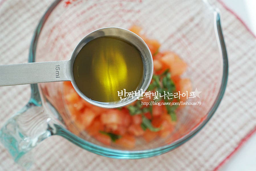 밑간을 해줍니다. 같이 먹으면 영양 흡수율을 높여준다는 올리브오일 1T를 넣어요. 소금, 후추 약간도 넣어줍니다. 달콤함을 더해주고 싶어 꿀을 조금 넣어주었어요. 기호에 따라 상큼하게 먹고 싶다면 레몬즙 1t 넣어주면 맛있어요. 저는 달콤 상큼한 게 좋아서 꿀과 레몬즙을 넣어주었어요. 재료를 버무려준 뒤 빵을 굽는 동안 재워줍니다.