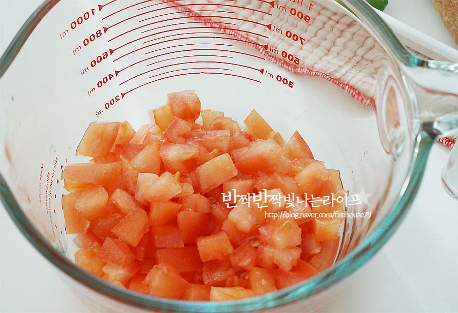 재료를 썰어줍니다. 토마토 같은 경우 저와 같이 커다란 걸로 만들어도 되고, 방울토마토로 만드셔도 됩니다. 가운데 씨 부분은 물이 많이 생기므로 그 부분은 잘라내고, 먹기 좋은 크기로 썰어주었어요. 고명으로 올려줄 작은 바질 잎은 따로 놔두고, 나머지는 돌돌 말아서 채 썰어줍니다. *두 가지 재료의 향과 맛은 궁합이 좋아서 같이 먹음 풍미가 좋아요.