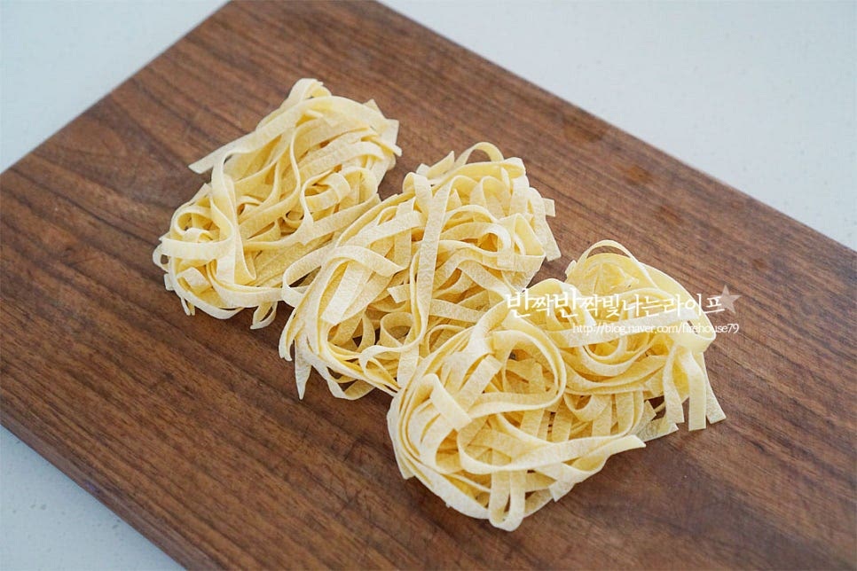 볼로네제 파스타를 만들기 위해 탈리아텔레면을 준비했는데요. 면은 다양하게 곁들이시면 됩니다. 고기가 들어간 볼로네제소스는 납작한 면과도 잘 어울린답니다^^ 냄비에 물 1L를 넣고 끓으면 소금 10g 넣어줍니다. 면을 넣고 삶아줍니다. 익기 정도는 입맛에 맞추어 삶아주세요. 저는 탱글 한 식감을 좋아해서 1분 정도 덜 삶아준 뒤 소스와 버무려줄 것이에요.