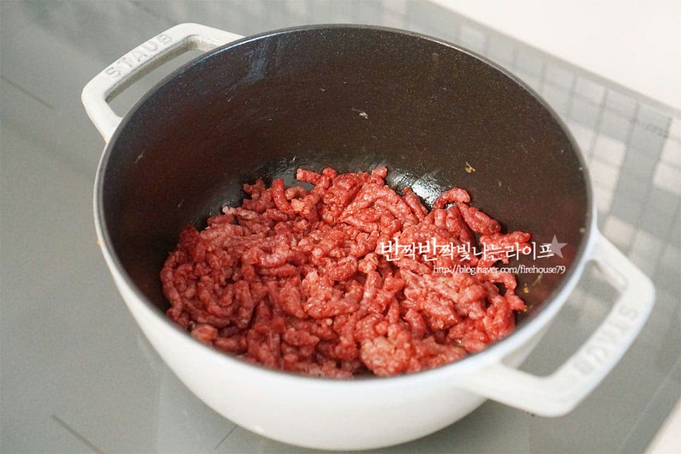 수분을 날려 볶은 야채는 그릇에 옮겨 담아두고, 올리브오일 1 큰 술 두르고 소고기를 볶아줍니다. 수분이 날아가도록 바싹 볶아주시면 되는데요. 바닥면에 약간 눌어붙듯이 볶아주시면 마이야르 반응으로 고소한 풍미가 더 깊어요. 고슬고슬 바싹하게 볶아지면 볶아두었던 채소를 넣고 같이 2~3분 볶아줍니다. 그리고 베이컨, 타임을 넣어줍니다. 마침 사다 둔 타임이 있어 넣어주었는데 허브 종류는 입맛에 따라 오레가노, 바질 등 다양하게 넣어주시면 됩니다. 화이트 와인 2 큰 술 넣고 알코올을 날려 볶아주어요. 소금과 후추 약간, 황설탕 2/3 큰 술 넣어요. 설탕은 토마토의 산미를 잡아주고 단맛 감칠맛을 더해주기 위해 넣는 것으로 너무 많이 넣으면 오히려 답니다. 재료가 어우러질 수 있도록 충분히 볶아줍니다.