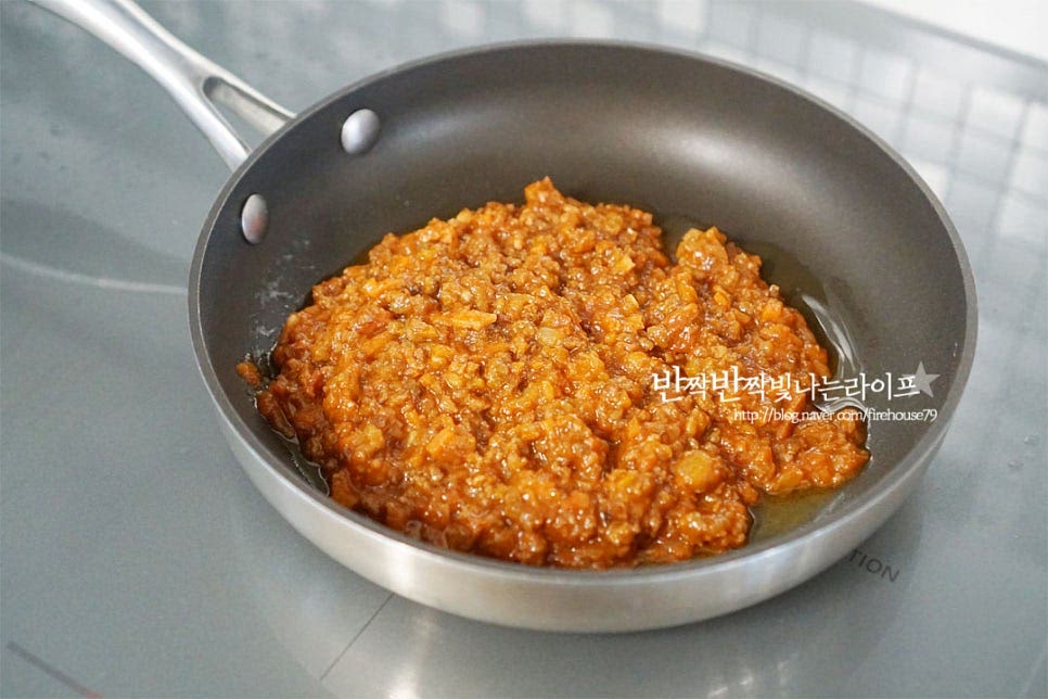 팬에 올리브오일 1 큰 술과 소스를 넣어줍니다. 소스는 면의 양에 따라 맞추어 주세요. 삶은 면을 넣고 버무려줍니다. 소스에 모든 재료가 들어가 있어 따로 볶거나 할 필요가 없어요. 농도 조절이 필요하다면 면수 약간 넣어주세요. 파르메산 치즈를 갈아서 곁들여주면 완성입니다. 먹음직스럽게 그릇에 담은 뒤 치즈를 한 번 더 갈아주고, 이태리 파슬리를 곁들여 주었습니다. 영상도 같이 담았어요. 라구소스 만들기 하여 파스타로 맛보는 건 물론 피자나 바게트에 곁들이거나 밥을 볶아드실 때 넣어도 좋아요. 토마토와 고기가 들어간 소스라 입맛에 친숙하기 때문에 더 다채로운 요리로 맛볼 수 있답니다. 라구파스타 만들기 특별한 맛을 담아 드셔보세요^^ 끄읕 ! 간단 버전도 참고해 주세요.