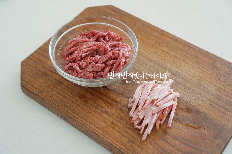 소고기는 다짐육으로 준비했고, 베이컨은 얇게 채를 썰어줍니다. 소고기만 넣어서 만들어주었는데 기호에 따라 돼지고기와 섞어서 만드셔도 좋습니다. 라구소스에 들어가는 속 재료는 모두 잘게 썰어주시면 되는데요. 양파, 당근, 셀러리는 잘게 썰어줍니다.