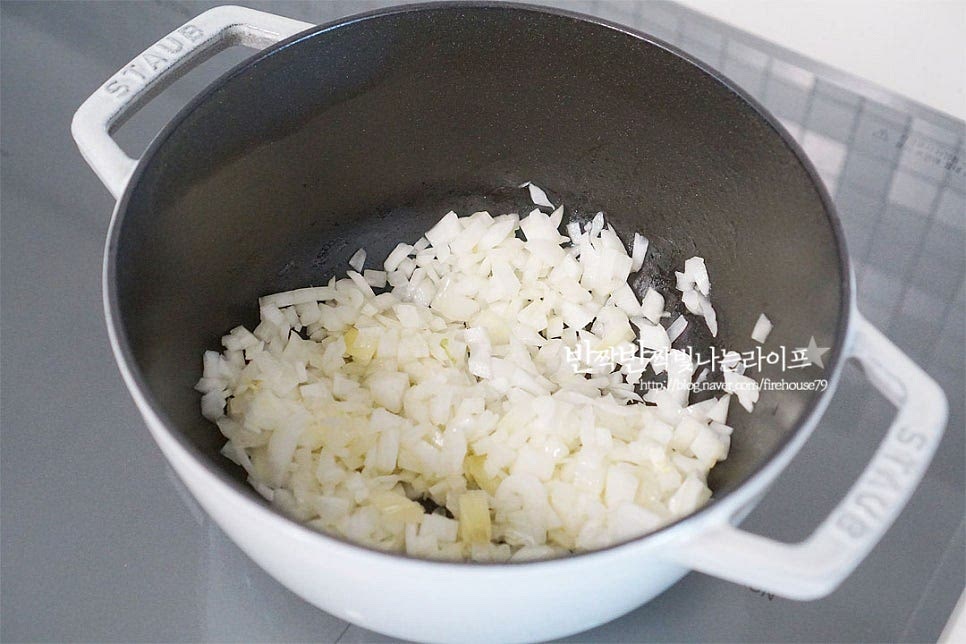 냄비에 올리브오일 1 큰 술 두르고 양파를 먼저 볶아줍니다. 오래 끓여줄 것이라 바닥면이 두꺼운 냄비로 만드시는 게 좋습니다. 양파가 투명해지면 당근과 셀러리, 다진 마늘 1 큰 술 넣어줍니다. 마늘은 바로 다져서 넣어주시면 풍미가 좋습니다. 소금, 후추 약간 뿌려 볶아주어요. 간은 한 번에 하지 않고 레이어드 되듯이 조금씩 해줄 것이에요.