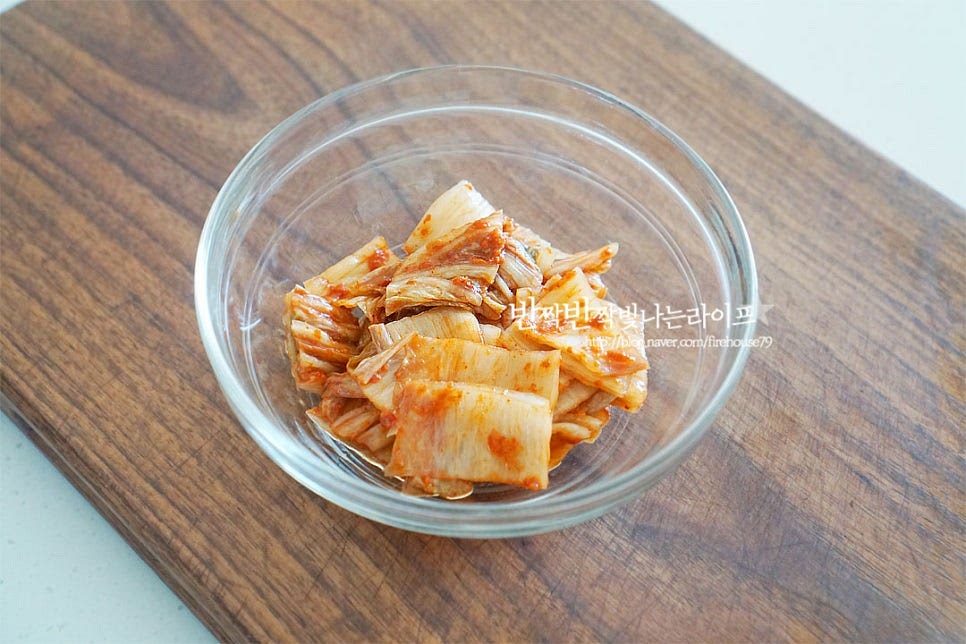 잘 익은 김치를 준비했어요. 많이 익은 신 김치라면 설탕 약간 넣도 버무려 신맛을 잡아주셔도 좋습니다. 저는 딱 먹기 좋게 익은 것이라 김칫소만 덜어내어 한입에 먹기 좋게 잘게 썰어주었어요. 고명으로 삶은 계란과 오이를 얇게 채를 썰어 준비했어요. 고명은 앞서 말한 대로 냉장고 사정에 따라 준비해 주세요.