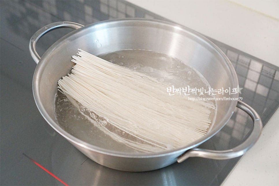 국수를 삶아줍니다. 저는 소면을 준비해 주었는데요. 취향껏 중면을 삶아도 좋아요. 바글바글 끓는 물에 면을 넣어줍니다. 보통 1인분 기준 면 100g 정도 생각하시고 준비해 주시면 되어요. 면이 달라붙지 않도록 젓가락을 저어가며 삶아줍니다. 파르르 끓어오르면 찬물을 서너 번 반복하여 넣어 탄력 있는 식감을 살려 면을 삶아줍니다. 먹기 좋게 면이 익으면 찬물에 바로 헹구어줍니다. 찬물이나 얼음 물에 담가 여러 번 헹구어 전분기를 완전히 씻어주어야 양념장이 더 잘 어우러지고 밀가루 냄새가 나지 않아요.