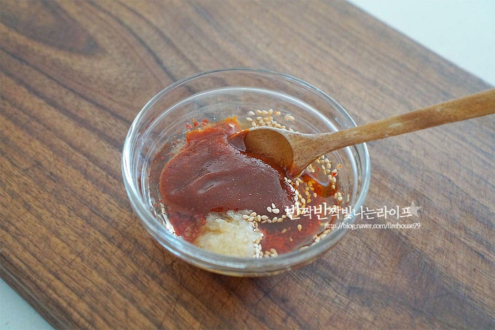 둘, 비빔국수 양념장 만들어요. 매콤하면서도 새콤달콤하게 입맛 살리는 맛인데요. 고추장 1½ 큰 술, 고춧가루 1/2 큰 술 양조간장 1 작은 술, 사과식초 1~2 큰 술 황설탕 1/2 큰 술, 꿀 1/2 큰 술 매실액 1/2 큰 술, 다진 마늘 1 작은 술 참기름 2/3 큰 술, 통깨 약간 넣어줍니다. 간을 보고 신맛과 단맛을 기호에 맞게 가감해 주시면 됩니다.