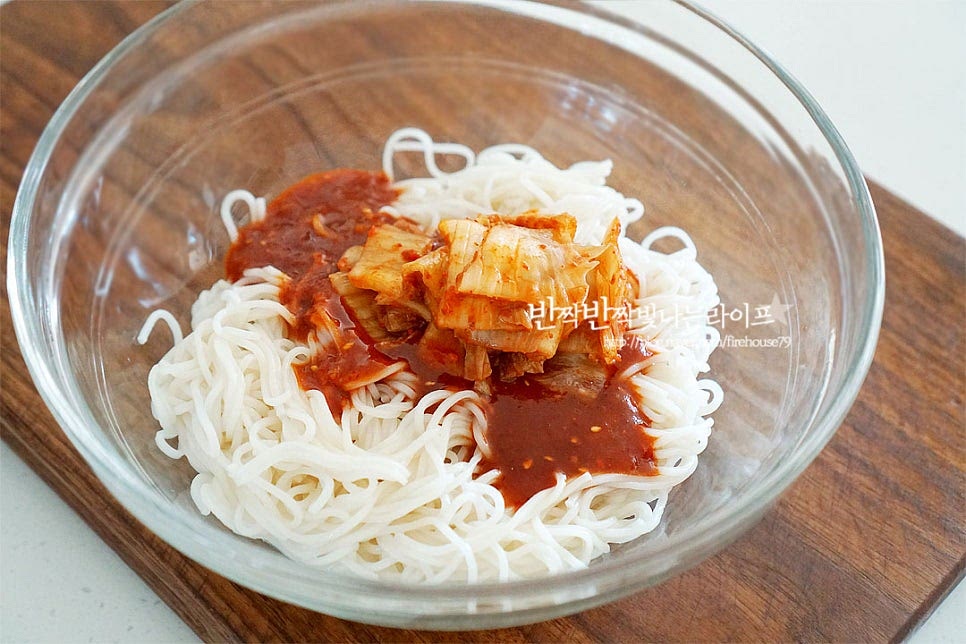 큰 볼에 삶은 국수면과 양념장, 김치를 넣어줍니다. 김치의 간에 따라 양념은 한 번에 모두 넣지 않고 조절하여 넣어주세요. 간이 어우러지게 버무려줍니다. 그릇에 먹기 좋게 담고 오이채와 삶은 계란을 올려줍니다. 마지막으로 통깨를 솔솔 뿌려주면 고소한 풍미가 더 맛깔나요. 영상도 같이 담았어요. 간단한 비빔국수 만드는법 보기만 해도 절로 군침이 돌아요~ 빨간 색감이 정말 맛있어 보이죠. 추운 날 먹는 매콤 새콤달콤함이 더 매력적이랍니다. 김치 비빔국수 레시피 맛있게 만들어 드세요^^ 끄읕 !