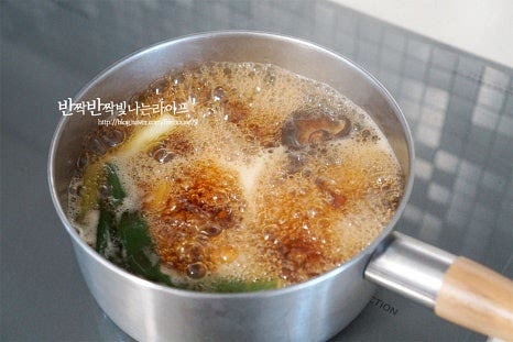 센 불에서 끓이다가 끓어오르면 다시마 조각은 먼저 건져내어줍니다. 오래 끓이면 쓴맛이 날 수 있는 다시마는 찬물에서 우린 뒤 끓어오르면 건져냅니다. 센 불에서 중간 센 불 낮추어 졸여줍니다. 점점 색이 진해지고 채소와 버섯, 향신채의 맛이 우러나 감칠맛도 깊고 풍부해진답니다. 조림장에 간이 배도록 졸여주면 되기 때문에 간단한 반찬으로 만들어 먹기 딱 좋은데요. 끓일수록 진한 맛이 느껴져요. 색이 진하게 스며들고 자작하게 졸아들면 조청 또는 물엿 1~2 큰 술을 넣어줍니다. 단맛에 따라 양을 조절해 주고 은은한 단맛과 함께 조금 더 진하게 윤기가 나요. 꽈리고추를 넣는다면 향이 느껴지도록 마지막에 넣어주고 어느 정도 국물이 있는 상태로 완성해 줍니다. 국물이 자작하게 있는 상태로 밀폐통 담으면 간이 더 깊게 스며들어 맛있게 맛보실 수 있습니다. 너무 짜게 만드는 것보다 적당히 짭조름하면서 단맛이 느껴지게 만들면 아이와 함께 온 가족이 먹기에도 좋고 통에 넣어두는 동안 더 간이 배요. 영상도 같이 담았어요. 완숙으로 삶은 계란을 다시마와 표고버섯으로 우린 육수에 간장 양념재료, 대파, 무, 마늘 같은 재료를 더해 짭조름한 조림장에 풍미를 더해 졸여 완성해줍니다. 밥 위에 양념과 함께 올려 슥슥 비벼 먹으면 든든하고 맛나요. 계란장조림 만들기 맛있고 든든한 반찬을 만들어드세요. 끄읕 !