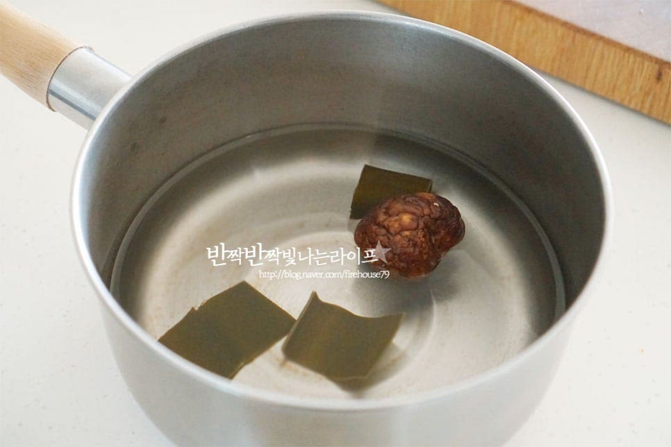 냄비에 물 500ml를 붓고 다시마 조각과 건표고버섯을 넣은 뒤 10분 정도 미리 불려둡니다. 물로만 계란장조림을 만드는 것보다 육수를 우려 만들면 훨씬 더 깊은 맛이 나죠. 간단하게 코인 육수를 활용해도 좋지만 다시마로 깔끔하게 맛을 내었습니다. 대파는 맛이 잘 우러나도록 칼집을 넣어주고 마늘은 크기에 따라 큰 것은 2등분 편으로 썰어줍니다 무는 남는 것이 있어 두 조각 넣어주었는데 무가 들어가면 시원하면서 달큰한 맛도 나고 보드랍게 조려서 같이 먹어도 좋습니다. 우린 육수에 진간장 5 큰 술 황설탕 1 큰 술, 맛술 2 큰 술을 넣어줍니다. 짭조름하면서도 은은한 단맛이 나도록 간을 해주는데 입맛에 맞게 간은 조절해 주세요. 대파, 무, 마늘, 통후추와 함께 삶은 계란도 넣어줍니다.