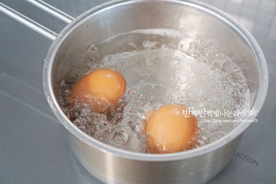 냄비에 잠길 정도로 물을 붓고 소금, 식초 약간 넣고 반숙 또는 완숙으로 삶아줍니다. 익힌 뒤 찬물에 담가 열기를 식혀주면 껍질 벗기기 수월합니다. 생략해도 되는 재료이지만 고추장 소스와 먹으면 잘 어울립니다.