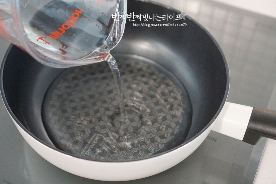 깊이가 있는 냄비 또는 팬에 물 1컵을 부어줍니다. 황설탕 1 큰 술, 고추장 2.5 큰 술 고운 고춧가루 1 큰 술, 물엿 3~4 큰 술을 넣어줍니다. 고추장과 함께 고운 고춧가루를 넣었으며 생각보다 단맛 재료가 넉넉히 들어가야 파는 맛을 낼 수 있습니다. 장맛에 따라 단맛 재료를 조절해 주세요. 네 가지 양념재료를 넣고 끓이기만 하면 6분 컷으로 완성할 수 있는 레시피에요. 고추장이 뭉치지 않게 풀어가며 끓여줍니다.