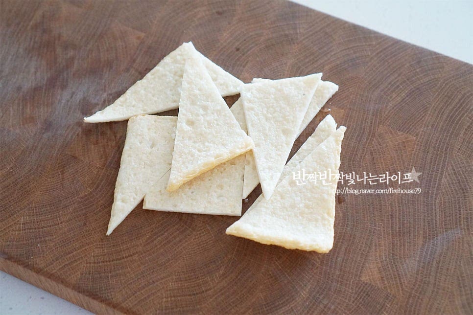 백종원 레시피 기본은 떡만 들어가는데 조금 더 푸짐하게 먹고 싶어 어묵을 더해주었습니다. 어묵이 들어가니 감칠맛도 더 깊게 우러나더라고요. 길게 반으로 자른 뒤 세모나게 썰었습니다. 먹고싶은 크기로 썰어주세요. 쪽파는 큼직하게 송송 잘라 준비해 줍니다. 대파를 넣어도 좋습니다.