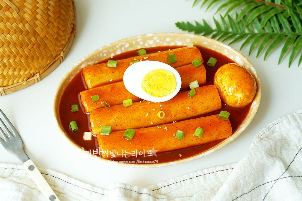 푸짐하고 맛있게 완성입니다. 마지막에 쪽파를 곁들여 담았습니다. 영상도 같이 담았어요. 고추장과 물엿이 들어가 걸쭉하면서도 은은한 단맛과 윤기가 나는데요. 매콤 달콤한 맵달 소스가 쫄깃한 떡과 잘 어울리며 추가로 넣은 감칠맛 나는 어묵과 계란도 푸짐합니다. 간단하고 맛있게 만들어드세요. 끄읕 !