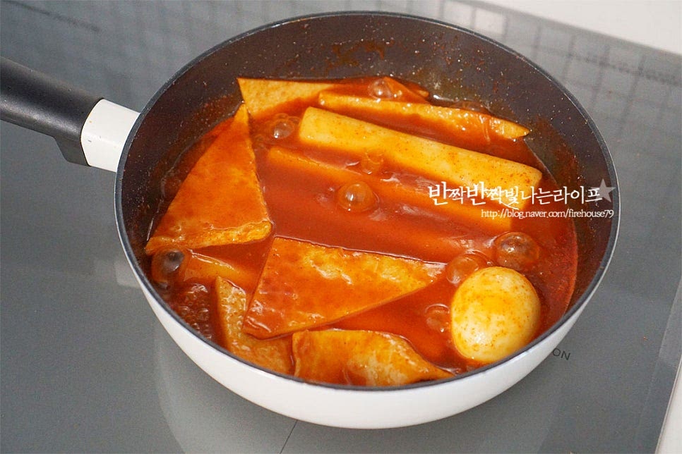 간이 밸 수 있도록 저어가며 6분 정도 끓여줍니다. 떡이 말랑하게 익는 정도에 따라 시간을 조절하고 졸이면 걸쭉한 농도로 꾸덕꾸덕하고 진하게 완성됩니다.