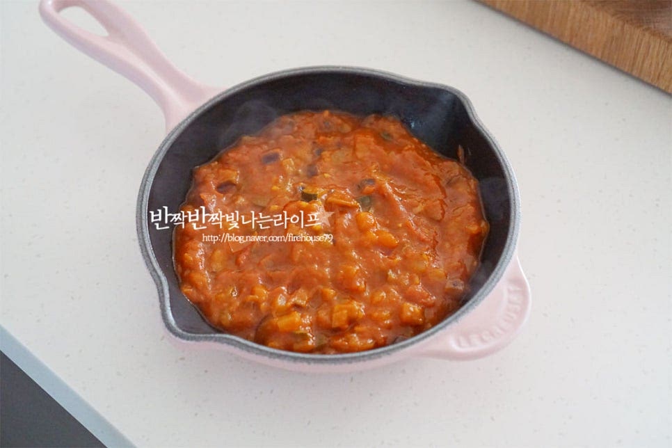 준비한 재료를 오븐 사용이 가능한 용기에 담아줍니다. 먼저 만든 토마토소스를 깔아줍니다. 그 위로 겹겹이 준비해두었던 야채를 동그랗게 올려줍니다. 그릇 종류에 따라 동그랗게 또는 네모나게 맞추어 담아주면 됩니다. 그리고 소금과 후추 약간 뿌리고 올리브오일을 골고루 발라주세요. 채소에는 간이 되어있지 않기 때문에 약간의 간을 해주고 겉면이 노릇하고 풍미 있게 굽기 위해 올리브오일을 발라줍니다. 마지막으로 파르메산 치즈를 갈아 뿌려줍니다.