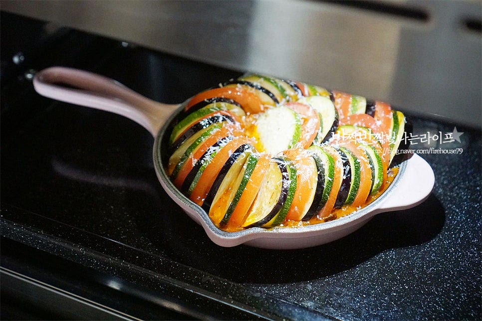 180도 예열한 오븐에 넣고 180도 30분 구워줍니다. 기기의 사양에 따라 온도와 시간은 조절해 주세요. 30분 구워준 뒤 꺼내어보면 먹음직스럽게 잘 구워졌어요. 야채의 담백 고소한 맛과 토마토소스의 상큼함이 어우러져 맛있어요. 그대로 부담 없이 먹어도 좋지만 빵과 곁들여먹음 더욱 푸짐합니다. 영상도 같이 담았어요. 채소를 넣은 토마토소스 요리에 동그랗게 자른 색색의 재료를 올려 오븐에 구워 완성하면 구운야채와 상큼한 소스를 동시에 맛볼 수 있으며 보기도 좋고 맛도 좋아요. 연말 홈파티 메뉴로 준비하기도 좋답니다. 간단하고 근사한 레시피로 요리한 라따뚜이 만들기 맛있게 만들어 드세요. 끄읕 ! ps. 라따뚜이와 함께 홈파티에 어울리는 메뉴는 아래에서 확인하세요~