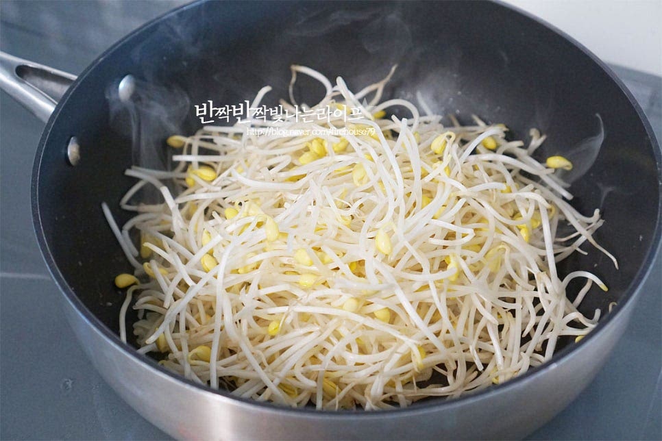 파기름이 만들어지면 손질해둔 콩나물을 넣어줍니다. 재료와 어우러지도록 1분 정도 가볍게 볶아줍니다. 콩나물 특유의 맛과 향에 매콤 짭조름한 양념재료를 넣어 요리합니다. 고춧가루 1 큰 술, 황설탕 1/3 큰 술 진간장 1½~2 큰 술, 참치액 1/2 큰 술 을 넣어줍니다. 간장의 짠맛에 따라 설탕은 조절하여 주고 간장과 액젓을 섞어 요리하면 감칠맛을 낼 수 있어요. 고춧가루가 기름과 풀어지면서 자연스럽게 고추기름처럼 윤기가 나면서 매콤한 향이 느껴집니다. 아삭아삭한 식감을 위해 센 불로 빠르게 볶아 어우러지도록 한 뒤 먹기 좋게 익고 간이 스며들면 홍고추를 넣어줍니다. 마지막으로 참기름과 통깨를 넣고 마무리해요.