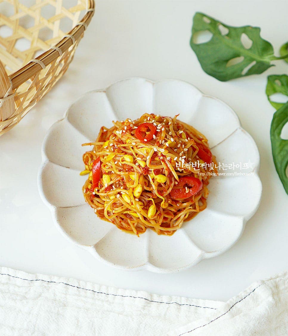 푸짐하게 담은 뒤 통깨 약간 뿌려줍니다. 영상도 같이 담았어요. 콩나물의 아삭하게 개운한 식감이 볶음 양념과 어우러지면 오독한 감칠맛이 어우러져 밥반찬으로 먹기 좋은 맛이에요. 재료를 모두 넣고 볶아 완성하여 간단하게 요리하기에도 좋고요. 콩나물볶음 만드는 법 간단하고 맛있는 레시피로 요리해드세요. 끄읕 !