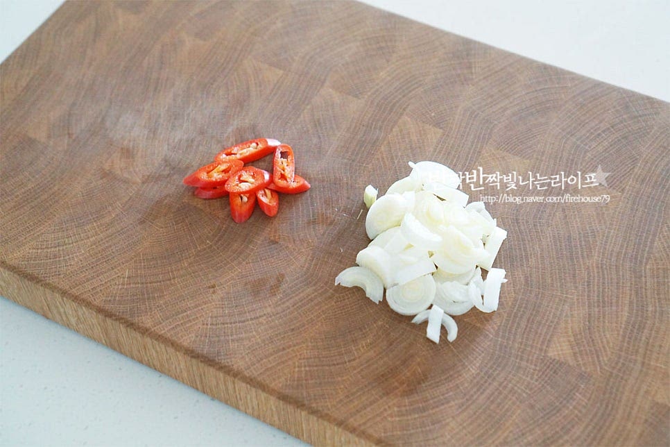 대파는 파 기름을 내어줄 것이라 흰 부분인 줄기 위주로 잘게 썰어주고, 맛과 색을 더해주는 홍고추는 어슷하게 썰어줍니다. 매운맛 정도에 따라 청양고추를 넣어도 좋습니다.