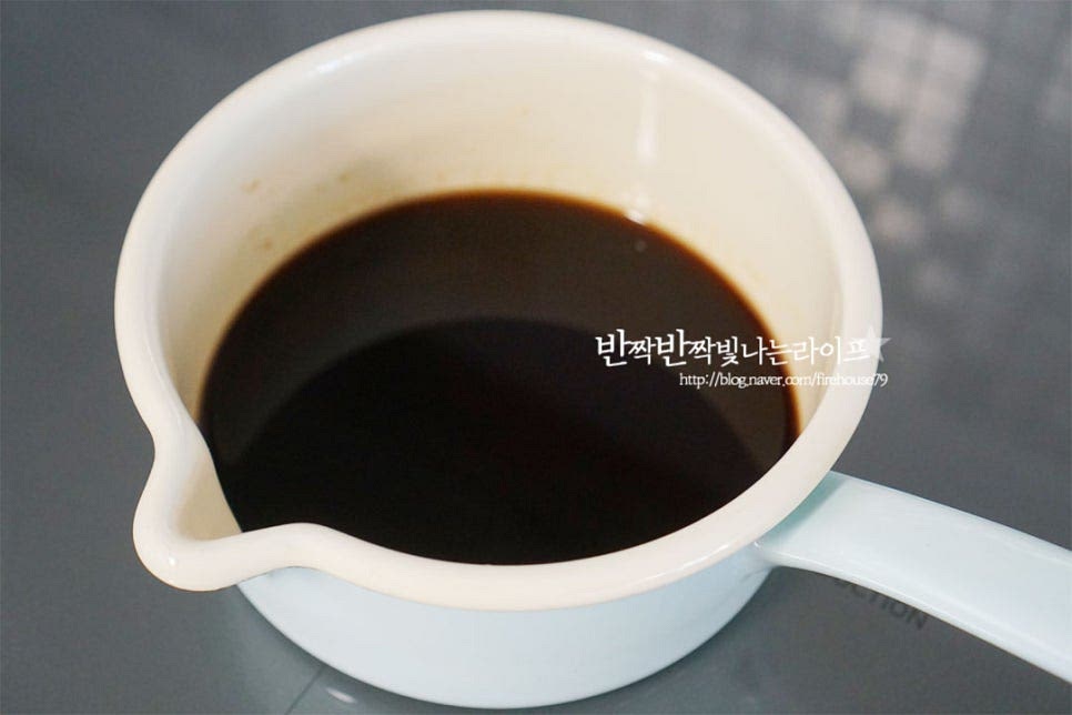 스키야키 소스를 만들어요. 집에 있는 간단한 재료로 만들 수 있기 때문에 손쉽게 만들어 활용하실 수 있어요. 양조간장 80ml, 맛술 80ml 황설탕 3 큰 술, 생강술(청주) 3 큰 술 넣고 끓여줍니다. 알코올을 날리며 파르르 끓여주는데요. 넘치지 않게 불조절을 하여 3분 정도 끓여주었습니다. 단맛은 입맛에 맞게 가감해 주세요. 한소끔 끓인 뒤 다시마를 넣어줍니다. 다시마를 넣고 한 김 식히며 그대로 둡니다. 소스 같은 경우 바로 드셔도 되지만 냉장고에 넣어 반나절에서 하루 정도 숙성해 주시면 맛이 더 깊어집니다.