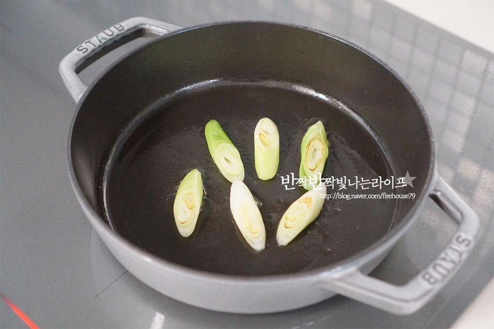 모든 재료를 한 번에 넣고 자작하게 끓이기도 하지만 오늘은 식탁 위에 둘러앉아 먹기 좋은 레시피인데요. 먼저 달군 팬에 식용유 약간 둘러 코팅해 준 뒤 대파를 먼저 구워 향을 내어줍니다. 파의 달큰한 향이 올라오면 고기를 넣고 구워줍니다. 고기가 익으면 나머지 재료를 넣어줍니다. 버섯, 채소, 실곤약, 두부 모두 넣어주었어요. 만들어둔 소스를 부어가며 간을 맞추어줍니다. 마치 샤브샤브처럼 익혀가며 만들어주시면 되는데요. 대신 국물 없이 드신다고 생각하시면 됩니다. 국물이 자작하게 드시고 싶다면 다시마 육수를 약간 더해주셔도 좋아요. 지글지글 익는 소리와 냄새가 정말 맛깔나요~ 계란을 곱게 풀어서 식탁 위에 올리면 근사하게 완성이에요. 식탁 위에 올려 즉석으로 만들어드시면 더 맛있게 드실 수 있습니다. 영상도 같이 담았어요. 재료와 소스를 넉넉하게 만들어 손님 초대 음식으로 준비하셔도 특별해요. 스끼야끼 만들기는 맵고 자극적이지 않아 아이랑 다같이 온 가족이 먹기에 좋답니다. 스키야키 만들기 맛있고 푸짐하게 즐겨보세요^^ 끄읕 !