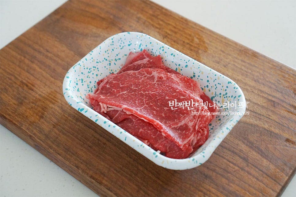 소고기는 얇게 썬 불고깃감을 준비했습니다. 익혀 먹기도 좋고 간이 잘 스며들어요. 키친타월로 핏물을 제거해 줍니다. 크기에 따라 크다면 먹기 좋게 잘라주세요. 곁들이는 채소는 모두 먹기좋게 잘라줍니다. 빠지면 섭섭한 알배추는 한 입 크기로 자르고, 청경채는 밑동을 잘라내고 잎이 큰 것은 2~3등분 하여 줍니다. 양파는 동그란 모양으로 썰어주시면 더 달큰하게 드실 수 있어요. 대파는 흰 부분으로 어슷 썰어주고, 표고버섯도 슬라이스해요. 향긋한 쑥갓은 큼직하게 준비해요. 그 외 좋아하는 재료 넣으시면 됩니다. 두부는 물기를 가볍게 제거한 뒤 1cm 두께로 썰어줍니다. 마른 팬에 수분을 날려 노릇하게 구워줍니다. 수분을 날려 구워주시면 식감도 더 단단하고 고소하며 간이 맛있게 스며듭니다. 실곤약은 끓는 물에 데친 뒤 찬물에 헹구어 물기를 털어줍니다. 면이 들어가면 정말 잘 어울리는데요. 실곤약 이외에 우동면도 정말 맛있어요^^