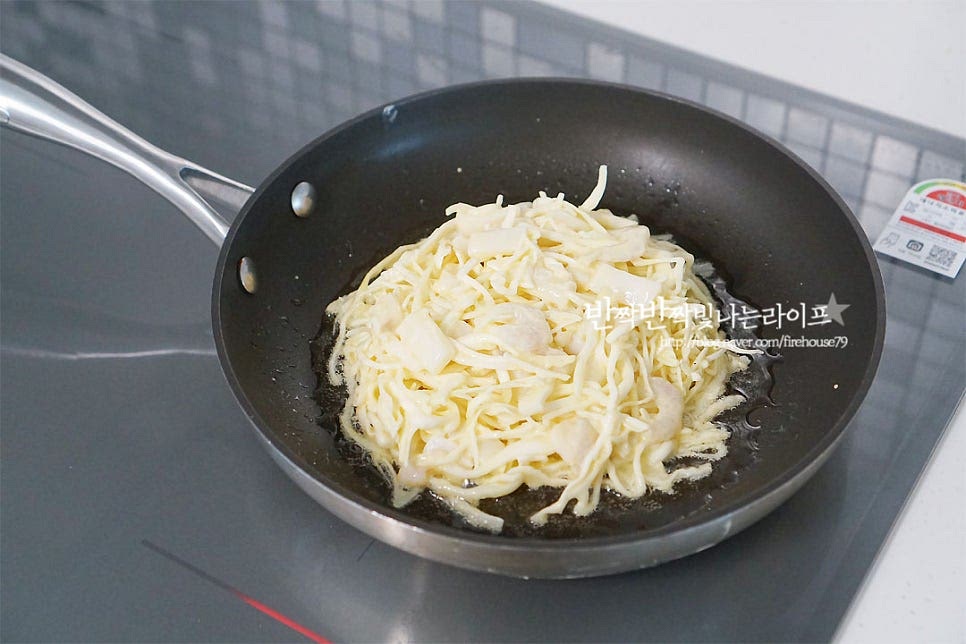 달군 팬에 식용유를 넉넉히 두르고 반죽을 동그랗고 두툼하게 올려줍니다. 얇은 삼겹살도 같이 올려주어요. 반죽을 만들 때 잘게 썰어 넣어주셔도 좋고 저와 같이 구울 때 같이 올려주셔도 좋아요. 구울 때 올려주면 삼겹살의 기름이 같이 지글지글 구워져 고소한 풍미가 더 좋아요. 속까지 잘 익을 수 있도록 중약 불로 노릇노릇 구워줍니다.