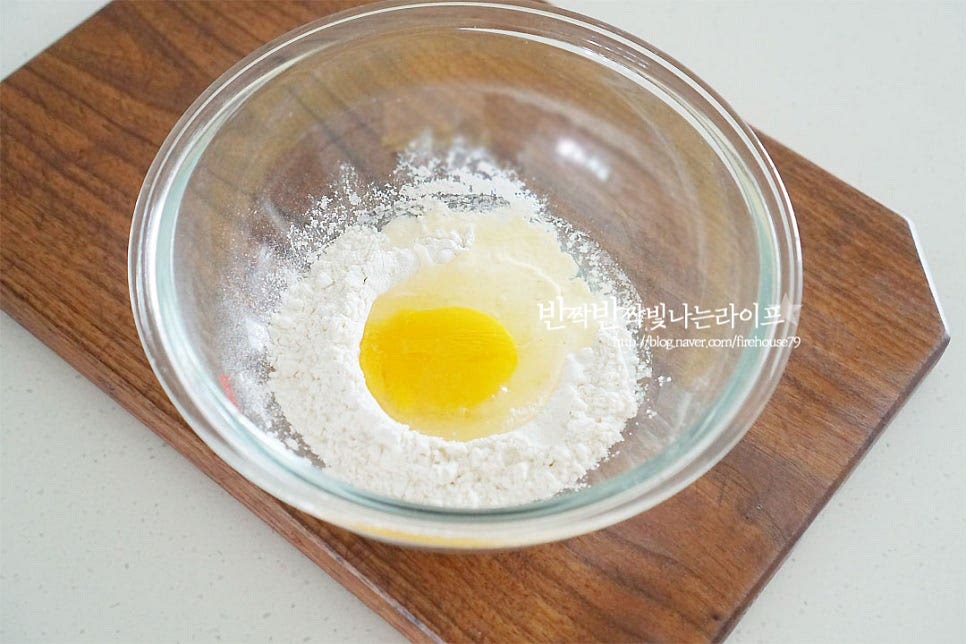 반죽을 만들어 줍니다. 부침가루와 계란을 넣어줍니다. 밀가루보다 부침가루가 간이 되어있어 만들어 먹음 더 맛이 좋아요. 마를 갈아서 넣어도 맛있는데 있다면 갈아서 같이 넣어주셔도 좋아요~ 물 또는 다시마 육수 50ml를 부어 반죽을 가볍게 섞어줍니다. 농도에 따라 물은 가감하여 주어요. 반죽에 감칠맛을 더해줄 새우가루 1/2 작은 술도 넣어주어요. 부침가루에 기본 간이 되어있어 너무 많이 넣음 간이 짜서 감칠맛을 살려줄 정도로만 넣어요. 양배추와 새우, 오징어를 넣어줍니다. 입맛에 따라 베이컨, 생강 절임 등 다양하게 곁들여 주세요. 반죽을 먹기 좋게 섞어줍니다. 채소의 식감을 좋아해서 전 양배추를 조금 더 넉넉히 넣어주었어요^^ 취향껏 재료를 가감해주면 더 맛있게 즐길 수 있답니다.