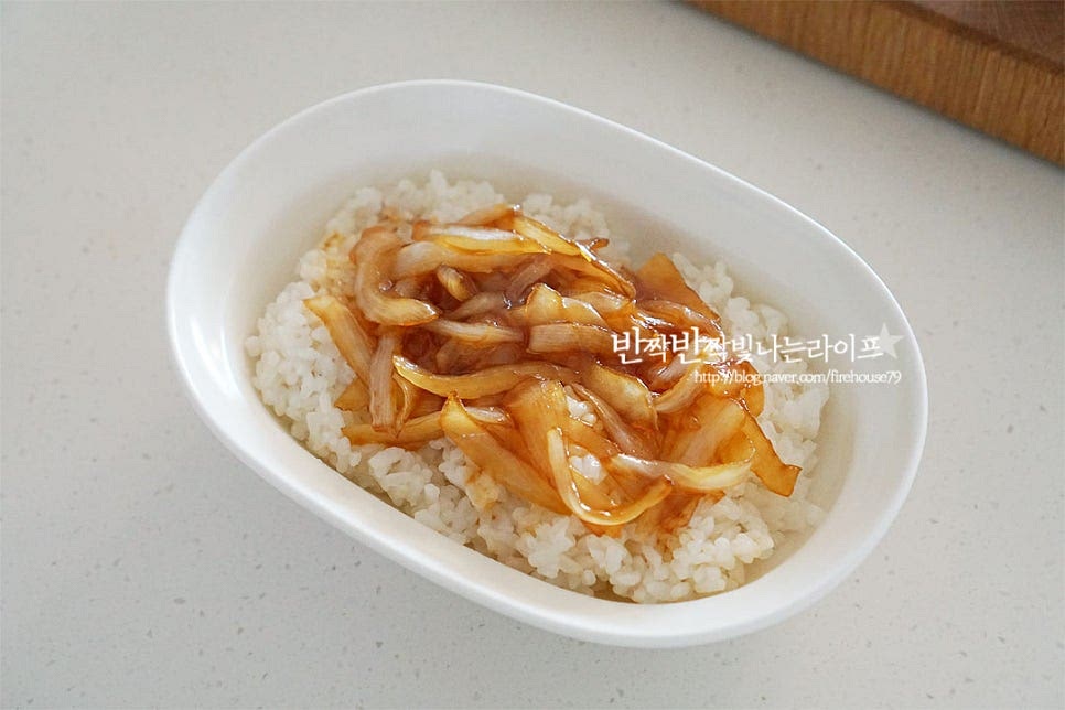 그릇에 밥을 먼저 담은 뒤 그 위로 간장 양파조림을 올려줍니다. 양파조림 주변으로 스크램블도 올려줍니다. 가운데로 치킨 올린 뒤 김가루를 뿌려줍니다. 마지막으로 마요네즈를 뿌려주는데요. 짤주머니 또는 약병을 활용하여 얇게 뿌려주었습니다. 그리고 쪽파를 곁들여 마무리해요.