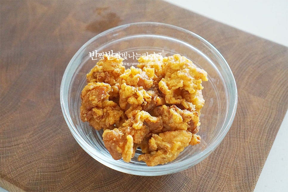 후라이드 치킨을 먹고 남은 것이 있어서 간단하게 요리에 활용해 보았습니다. 남은치킨이 아니더라도 너겟이나 텐더와 같은 튀긴 치킨을 활용하면 바삭하고 고소하게 곁들이기 좋아요. 식은 것이라면 간편하게 에어프라이어 또는 전자레인지에 데우고 한입에 먹기 좋게 썰어줍니다.