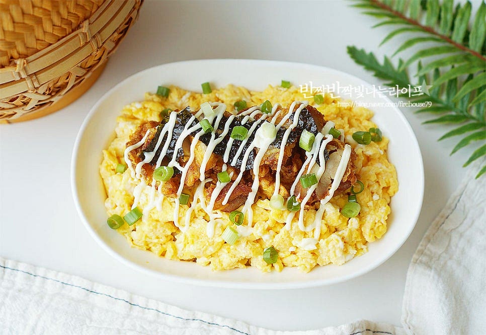 간단한 레시피로 요리를 완성했습니다. 맛이 없을 수가 없는 몇 가지 재료를 조리하여 푸짐하게 담아주면 근사합니다. 영상도 같이 담았어요. 밥 위에 간장 양파절임과 스크램블, 치킨과 마요네즈의 기본 재료만 올려 완성입니다. 입맛에 맞게 다른 재료를 곁들여도 좋습니다. 맛있고 든든한 한 끼를 챙겨드세요. 끄읕 !