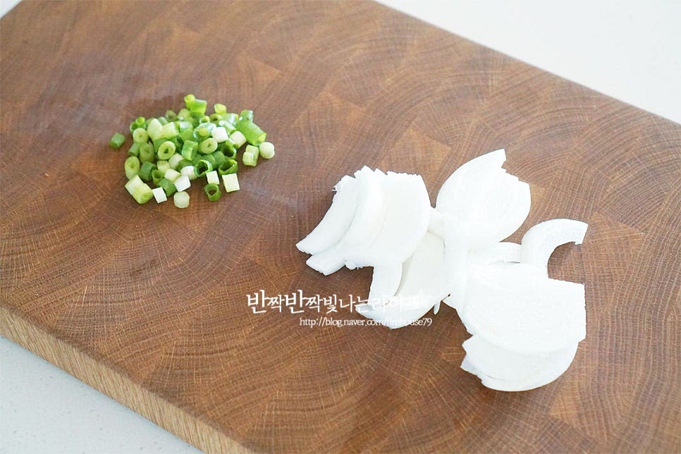 양파는 0.5cm 두께로 채 썰어줍니다. 고명으로 곁들일 쪽파도 송송 썰어주고요. 달군 팬에 식용유 약간 두르고 양파를 먼저 볶아줍니다. 햇양파가 달아서 감칠맛이 좋아요. 양파가 투명 빛이 돌기 시작하면 진간장 1½ 큰 술, 맛술 1 큰 술 알룰로스 1/2 큰 술, 물 1 큰 술을 넣어줍니다. 양념이 어우러지도록 섞은 뒤 졸이듯이 볶아줍니다. 양파는 익을수록 단맛이 풍부하여 간에 따라 짠맛과 단맛을 조절해 주세요.