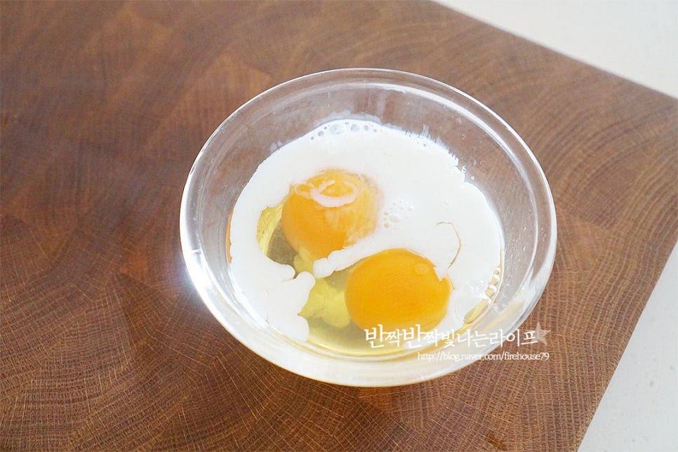 넉넉한 크기의 볼에 계란 2개를 넣고 우유 1 큰 술, 소금 한 꼬집을 뿌려줍니다. 어우러질 수 있게 부드럽게 풀어줍니다. 달군 팬에 식용유 약간 두르고 달걀물을 부어 스크램블을 만들어줍니다. 팬의 테두리에서부터 몽글몽글 익기 시작하면 부드럽게 저어가며 볶아주세요.