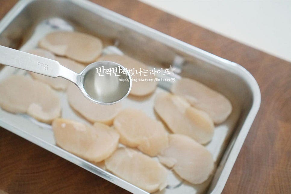 비린내를 잡고 향미를 더해주기 위해 생강술(청주) 1 작은 술을 골고루 뿌려줍니다. 맛술이나 화이트와인도 좋습니다. 재료의 감칠맛을 풍부하게 해주기 위해 소금과 후추 약간을 뿌려 밑간해요. 너무 많이 뿌리면 간이 짤 수 있습니다. 5분 정도 재워둡니다.