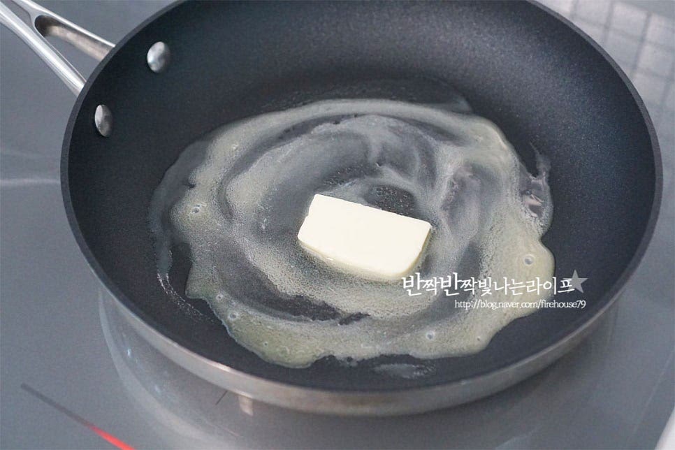 달군 팬에 버터를 올려 녹여줍니다. 타지 않게 약불에서 마늘을 먼저 구워 향긋하게 향을 내어줍니다. 마늘향이 올라오면 한쪽으로 밀어두고 관자를 겹치지 않게 올려줍니다. 이때부터는 센 불에서 겉을 빠르게 구워줍니다. 브로콜리도 함께 올려주세요. 두께에 따라 익혀주는데 슬라이스한 것은 살짝만 구워야 단단하게 질기지 않고 부드러워요. 키조개 관자는 오래 익을수록 딱딱하고 질겨지니 그 부분만 주의하면 됩니다. 앞뒤로 노릇하게 구워줍니다.