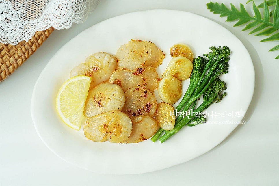 따뜻할 때 바로 구워 먹으면 쫄깃함 속 부드러움이 느껴지며 버터의 향이 풍부하게 느껴집니다. 사진을 찍는다고 깜박했는데 치즈를 약간 갈아서 곁들이면 훨씬 더 고급스럽게 맛볼 수 있어요. 영상도 같이 담았어요. 키조개 관자에 칼집을 넣어 고소한 버터향을 더해 관자구이 만들면 맛은 물론 식감과 향까지 풍부해요. 간단한 레시피로 술안주로 즐기기도 좋고요. 고소한 풍미와 감칠맛을 맛볼 수 있는 관자버터구이 맛있게 요리해드세요. 끄읕 !