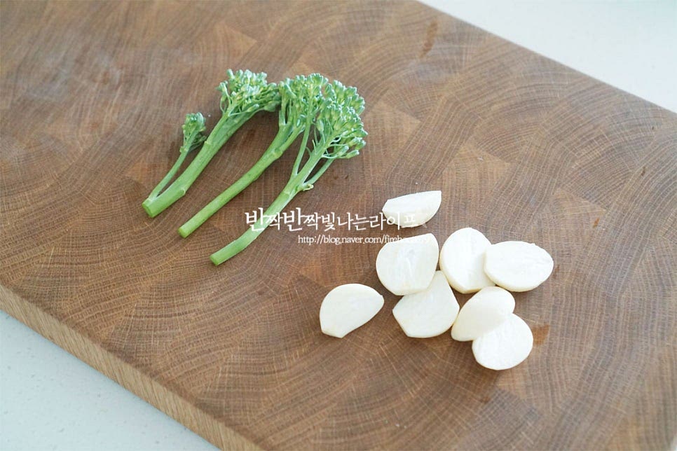 브로콜리는 세척하여 준비하고, 마늘은 2등분으로 편 썰어줍니다.