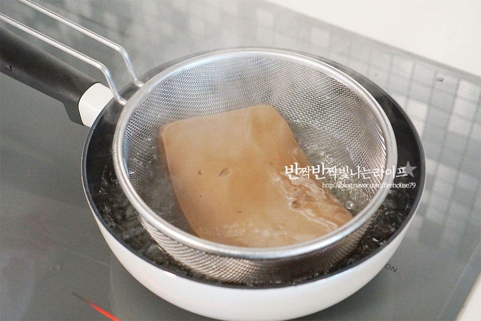 도토리묵은 냉장고에 꺼낸 차가운 상태로 끓는 물에 1분 정도 데쳐주어 식감을 탱글탱글하게 해줍니다. 물결 칼로 먹기 좋게 채를 썰어주었어요. 모양은 기호에 따라 먹기 좋게 썰어주세요.