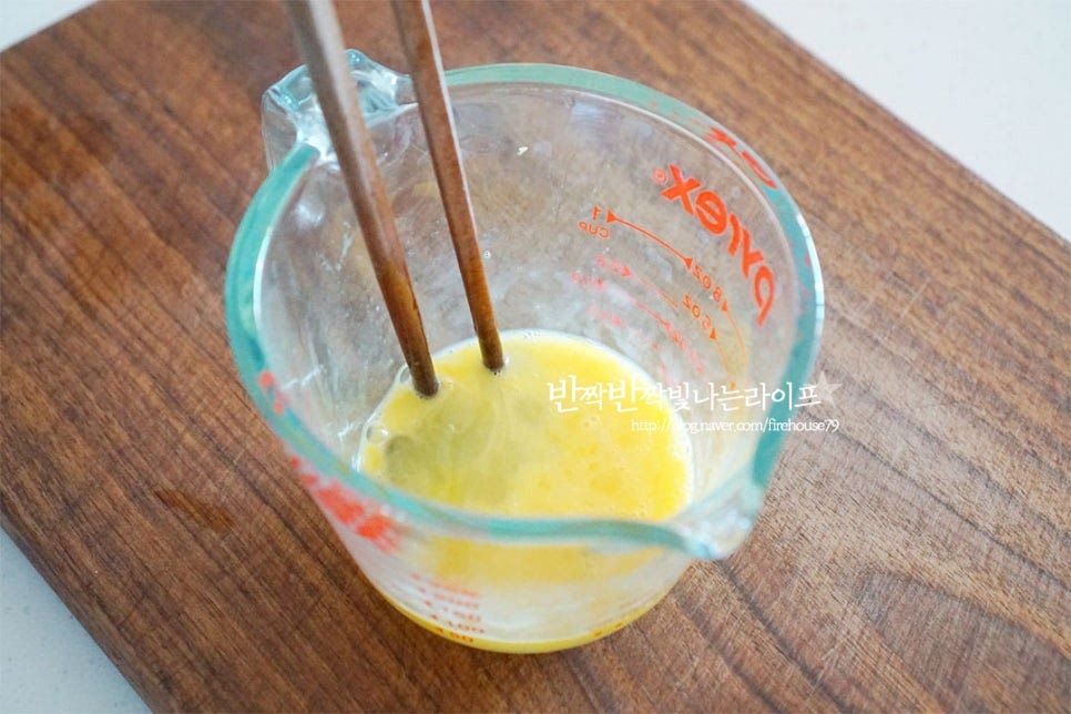 달걀은 곱게 풀어줍니다. 예열한 팬에 식용유를 아주 약간 넣어 키친타월로 코팅해 준 뒤 달걀물을 넣고 지단을 구워줍니다. 지단은 한 김 식힌 뒤 얇게 채를 썰어주셔야 부서지지 않아요.