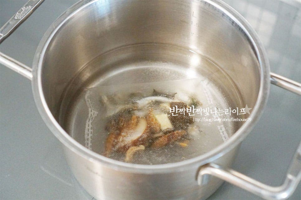 차갑게 먹을 땐 냉면육수를 활용하곤 하는데 따뜻하게 먹을 땐 깔끔하게 멸치육수를 내어줍니다. 간단하게 다시 팩 활용하여 끓어오르면 15분 끓여 육수를 내어주었어요. 다시 팩 사용하지 않는다면 멸치 한 줌, 건표고 1개, 무 80g 대파 1.2대, 다시마 1조각 넣어주시면 됩니다. 국물이 우러나면 국간장 1 큰 술, 참치액 1 작은 술 넣고 간을 해줍니다. 양념장을 곁들이지 않고 슴슴한 듯 재료의 감칠맛을 더해 만들어 주었어요. 기호에 따라 간 마늘 추가해 주셔도 좋아요.