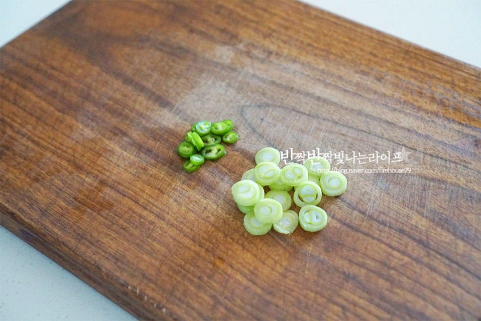 곁들일 고명으로 대파와 고추를 송송 썰어 준비했어요.
