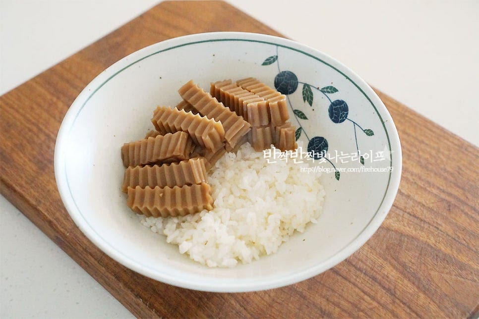 밥 위에 채 썬 도토리묵을 담아줍니다. 밥을 생략한 묵사발을 만들 땐 바로 묵과 재료를 올려주시면 되어요. 김치와 달걀지단도 같이 담아주고요. 대파와 고추를 올린 뒤 밑 국물을 넣어줍니다. 김가루와 깨소금을 뿌려 마무리하여 줍니다. 뜨끈한 국물과 어우러지는 탱글탱글한 묵과 함께 고명이 조화롭게 어우러져요. 간을 슴슴하게 맞추어 만들어주면 부담 없이 든든하게 먹기도 좋답니다. 영상도 같이 담았어요. 추운 날 뜨끈하게 먹기도 좋고 도토리묵의 또 다른 매력을 맛볼 수 있어요. 이 맛에 겨울 별미로 생각난답니다. 도토리묵사발 만들기 맛있게 만들어 드세요^^ 끄읕 !