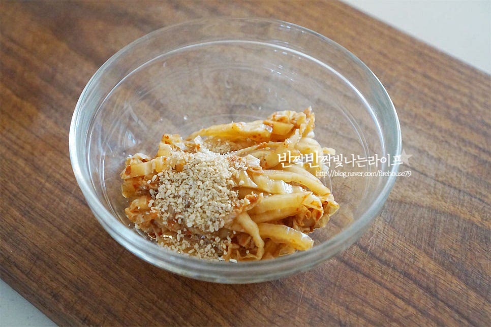 묵사발에 빠질 수 없는 김치는 잘 익은 것으로 준비하여 황설탕 1/2 작은 술, 참기름 1 큰 술 깨소금 1 작은 술 넣어줍니다. 김치의 익은 정도에 따라 설탕은 가감하여 간을 해주시면 됩니다. 길이는 묵과 같이 길게 썰어주시면 같이 먹기에 더 좋아요.