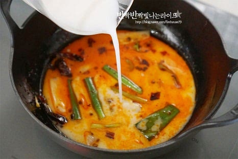 사골육수와 물을 섞어서 넣어줍니다. 시판용 사골국물은 간이 되어있지 않은 진한 것으로 물과 함께 넣었습니다. 재료의 양에 따라 육수는 조절해주세요. 시판용 소스와 육수를 활용한 레시피라 집에서 마라탕 실패없이 요리할 수 있어요.